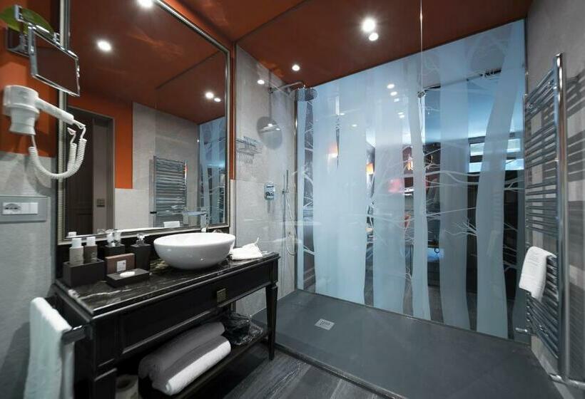 프레스티지 트리플 룸, Spinale