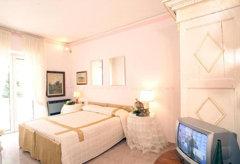 Трехместный Номер Стандарт с Балконом, Velcamare