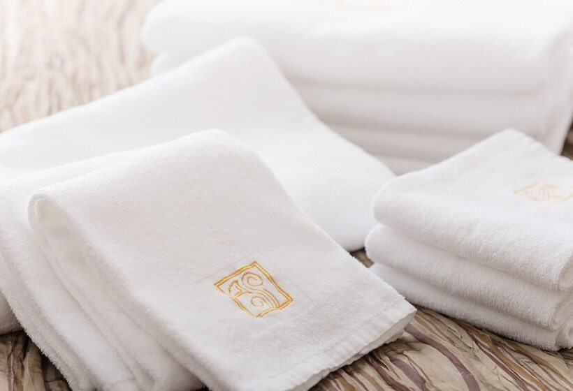 Полулюкс, Hankyu International