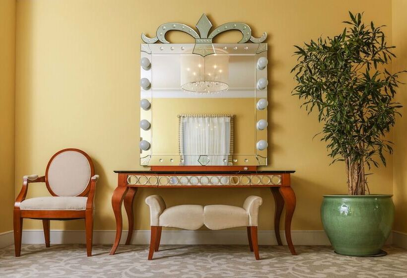 Полулюкс, Hankyu International