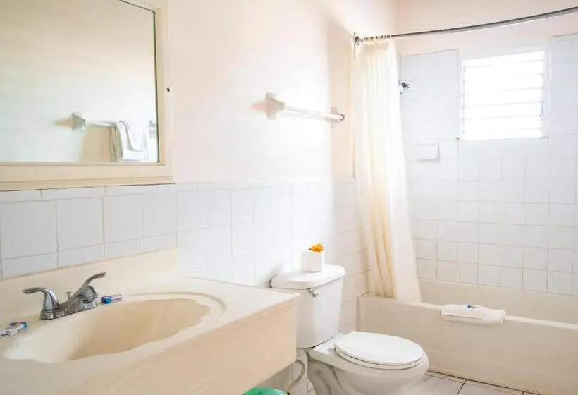 اتاق استاندارد سه تخته با بالکن, Shields Negril Villas Ltd
