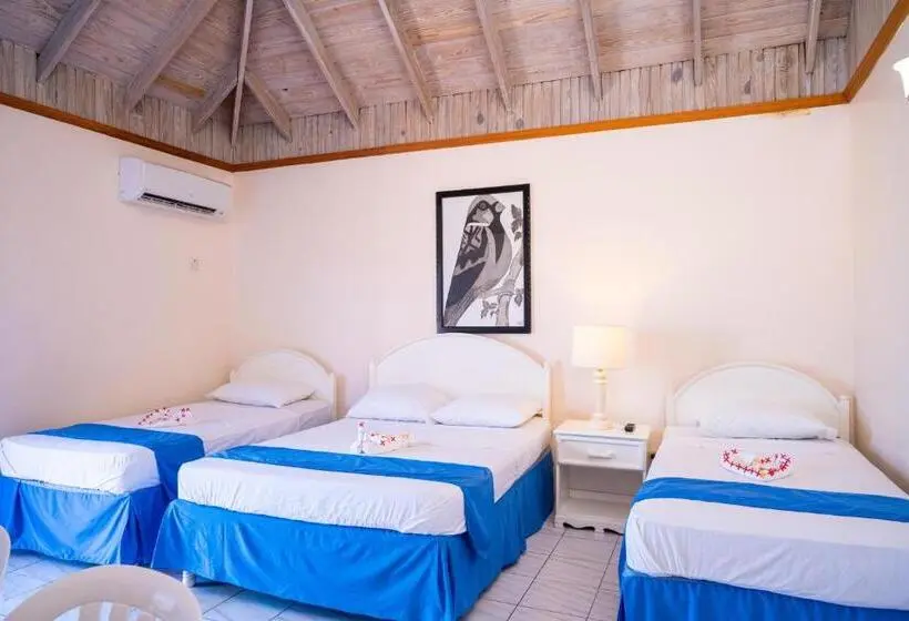 اتاق استاندارد سه تخته با بالکن, Shields Negril Villas Ltd