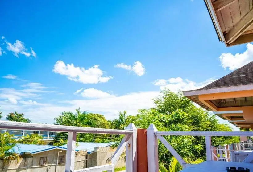 اتاق استاندارد سه تخته با بالکن, Shields Negril Villas Ltd