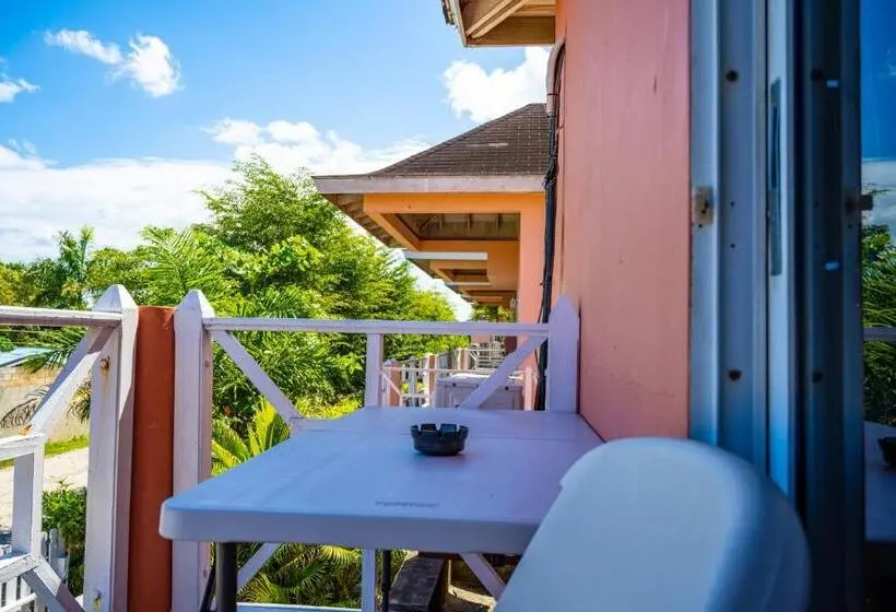 اتاق استاندارد سه تخته با بالکن, Shields Negril Villas Ltd