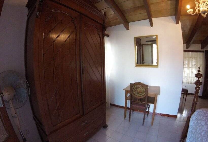 تختخواب در اتاق مشترک, Casa Margarita