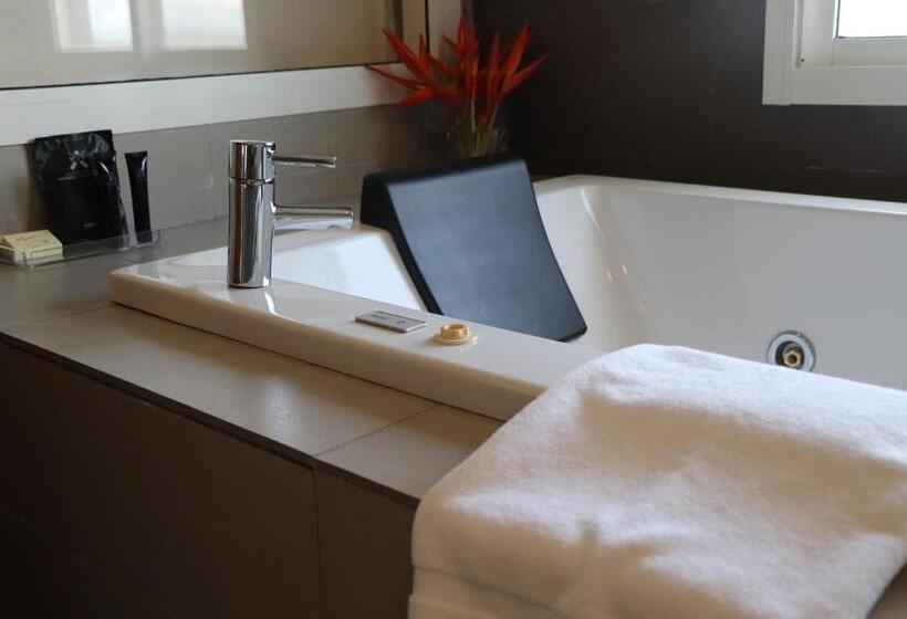 سوییت اجرایی, Mamba Point