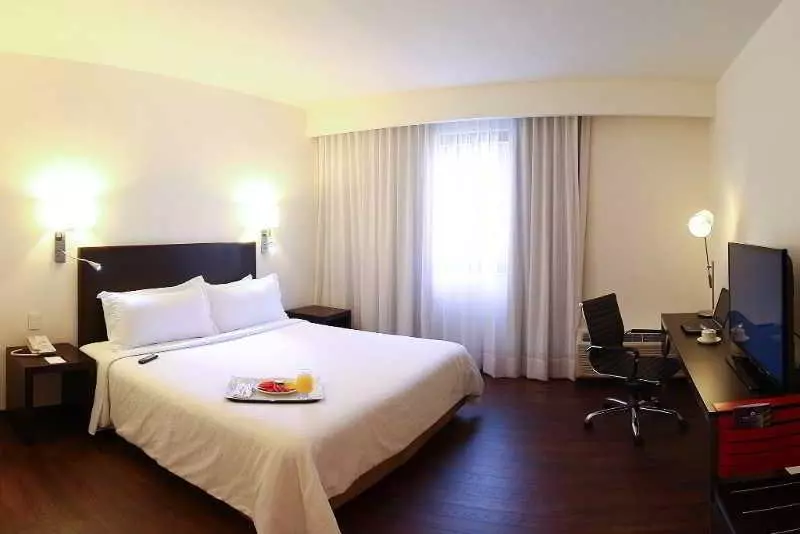キングサイズベッドのデラックスルーム, Fiesta Inn Xalapa