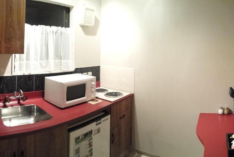 Студия Стандарт, Aquarius Motor Inn