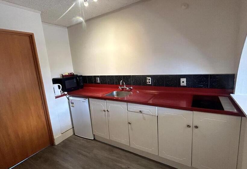 패밀리 룸, Aquarius Motor Inn