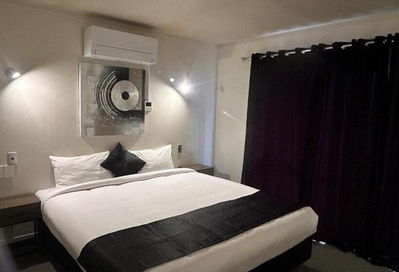 Семейный Номер, Aquarius Motor Inn