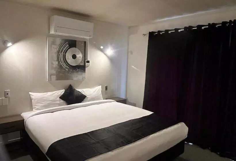 ファミリールーム, Aquarius Motor Inn