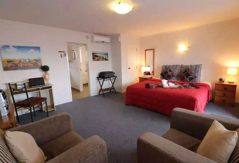 デラックススタジオ, Boundary Court Motor Inn