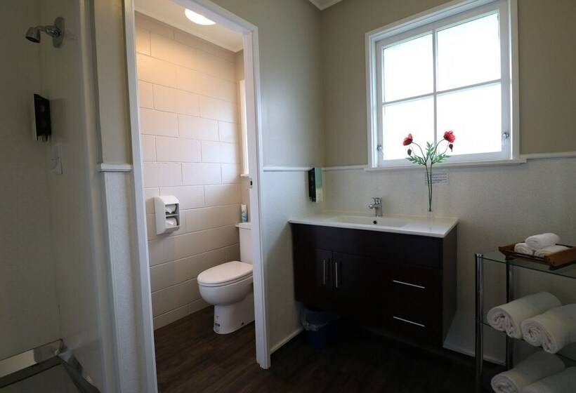 شقة غرفة واحدة, Boundary Court Motor Inn