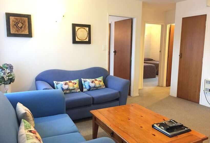 شقة غرفة واحدة, Boundary Court Motor Inn