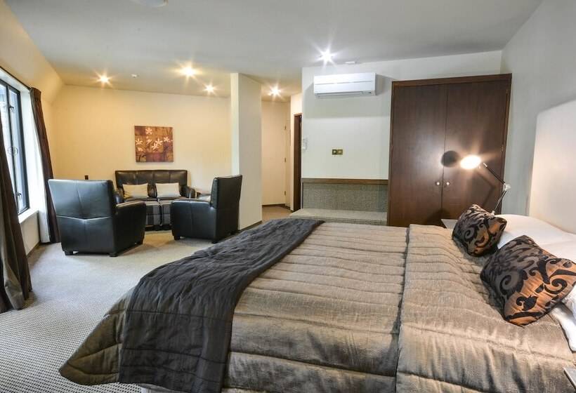 סטודיו אקזקיוטיב, Carnmore Chateau Marlborough