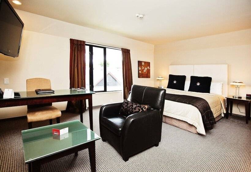 סטודיו סופריור, Carnmore Chateau Marlborough