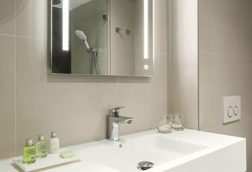 חדר סטנדרט לשלושה, NH Amsterdam Schiphol Airport