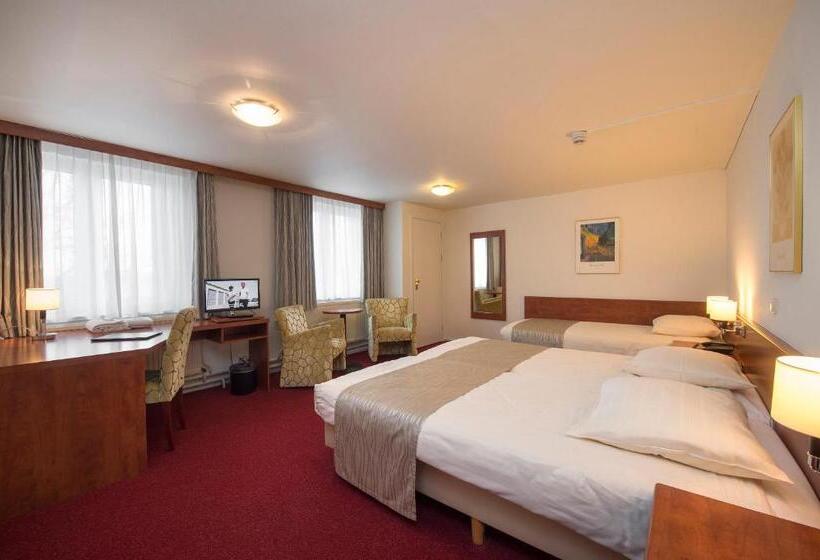 اتاق استاندارد سه نفره, Restaurant In Den Hoof