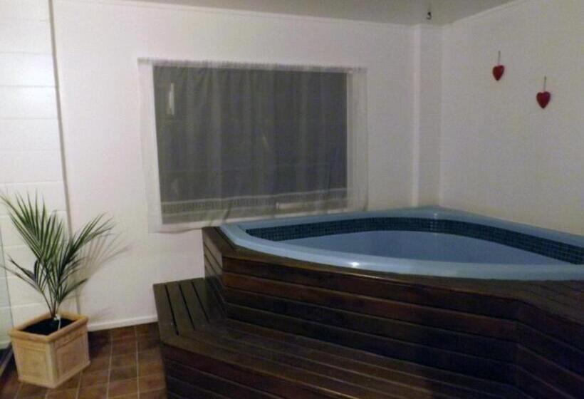 标准工作室, Karaka Tree Motel