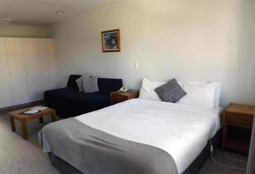 استودیوی استاندارد, Karaka Tree Motel