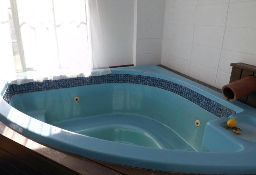 استودیوی استاندارد, Karaka Tree Motel