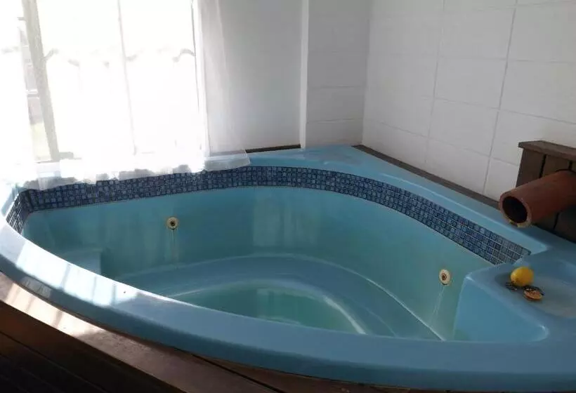 استودیوی استاندارد, Karaka Tree Motel