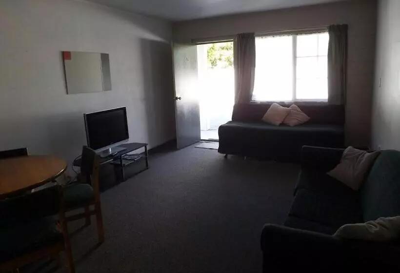 سوییت, Karaka Tree Motel