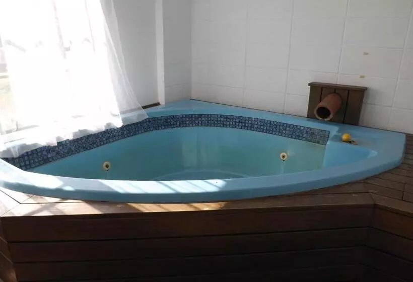استودیوی استاندارد, Karaka Tree Motel