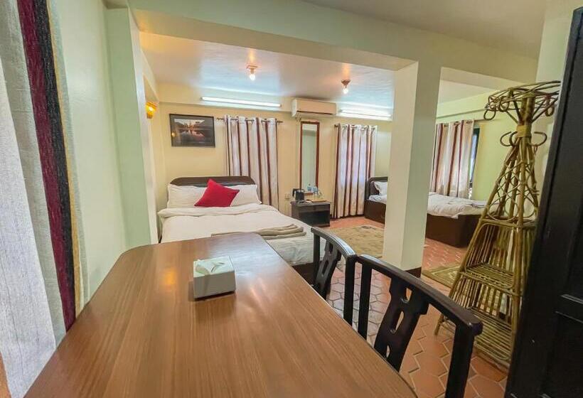 اتاق لوکس با بالکن, Siddhi Laxmi Guest House