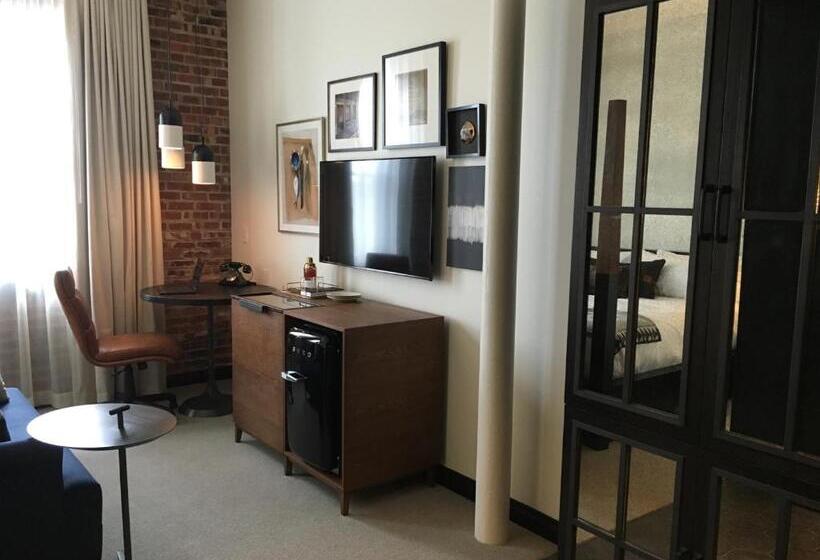 스탠다드 룸 킹사이즈 침대, Crossroads