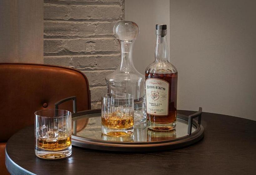 스탠다드 룸 킹사이즈 침대, Crossroads