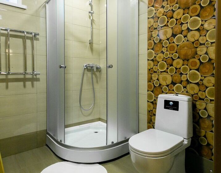 חדר קומפורט לשלושה, Shumak