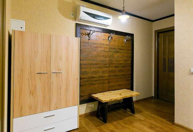 חדר קומפורט לשלושה, Shumak