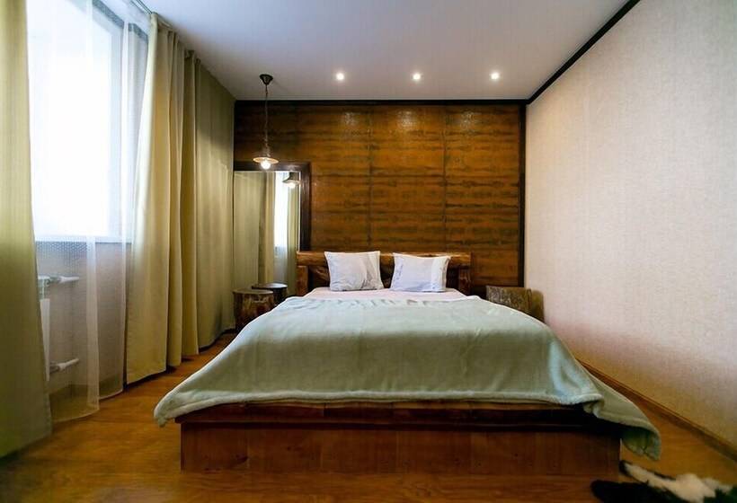 חדר קומפורט לשלושה, Shumak