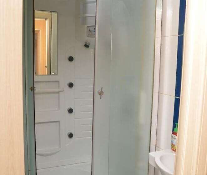 חדר אקונומי לשלושה, Shumak