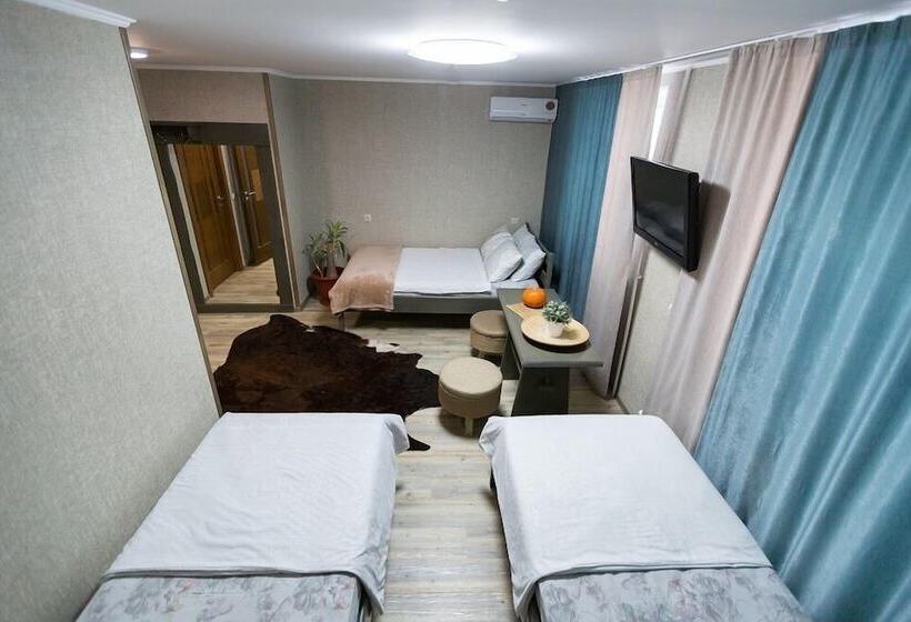 חדר אקונומי לשלושה, Shumak