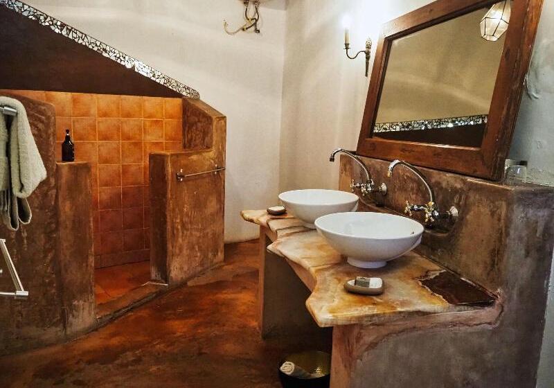 اتاق لوکس, Zanzibar Coffee House