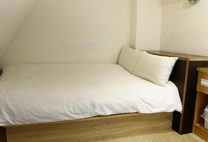 اتاق اکونومی, D.y.