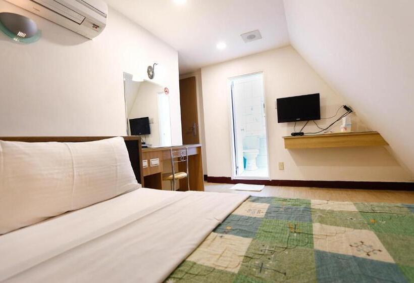 اتاق اکونومی, D.y.