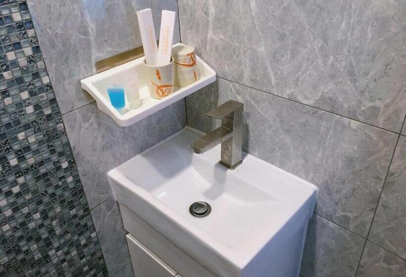 اتاق خانوادگی, Whole Sunshine International