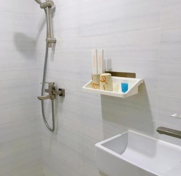 اتاق خانوادگی, Whole Sunshine International