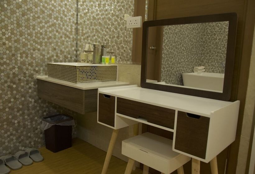 اتاق لوکس, Whole Sunshine International