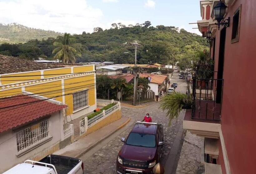 اتاق خانوادگی, Acropolis Maya