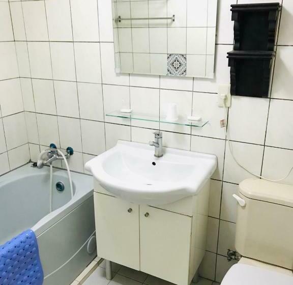 اتاق استاندارد یک نفره, Lee Chan