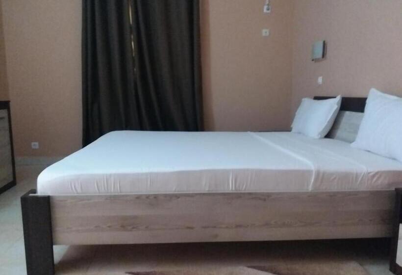 استودیو استاندارد با تخت کینگ, La Perle