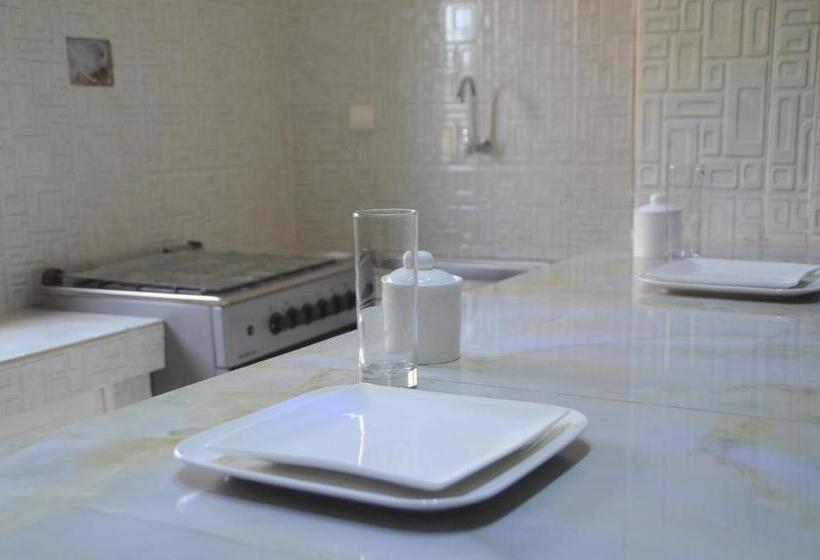 استودیو استاندارد با تخت کینگ, La Perle