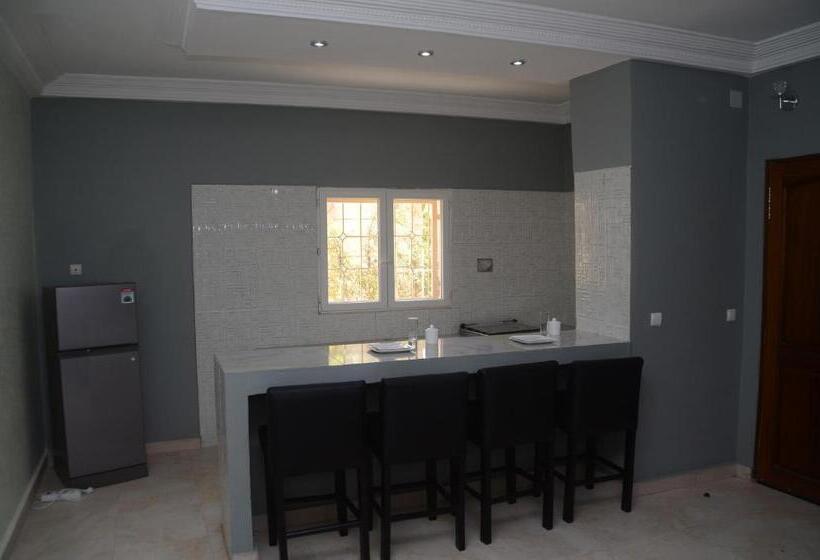 استودیو استاندارد با تخت کینگ, La Perle