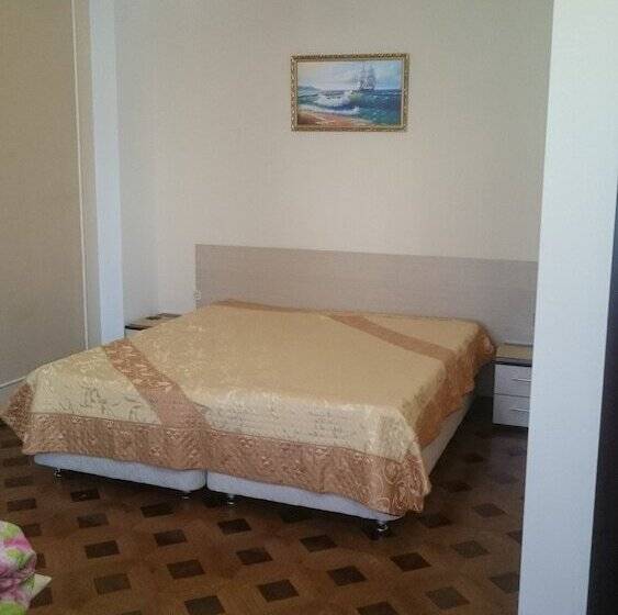 سوییت لوکس, Vavilon   Hostel