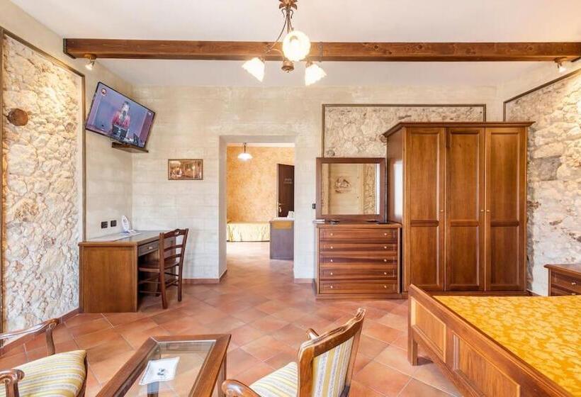 Люкс с Балконом, Luxury Accommodation