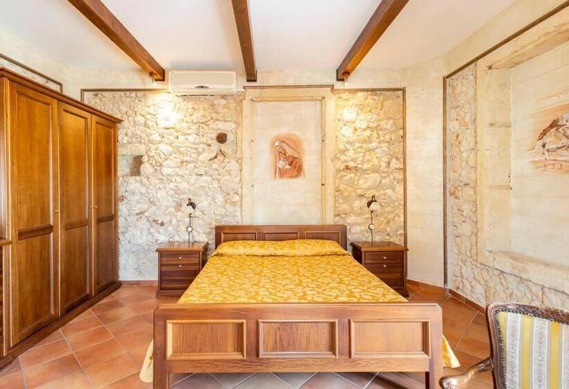 Люкс с Балконом, Luxury Accommodation